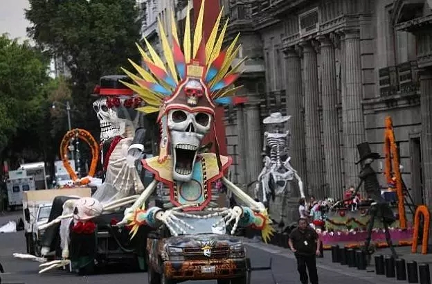 在墨西哥沦为西班牙的殖民地后基督教的文化也逐渐融入,亡灵节里骷髅
