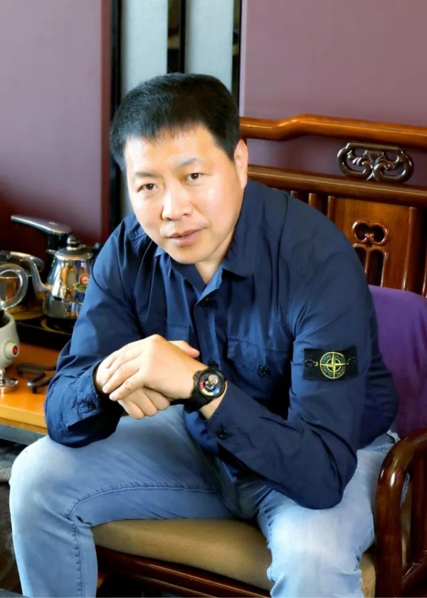 为此,我们与孔雀表业董事长:梁卫东先生约了一场专访,请他为我们讲述